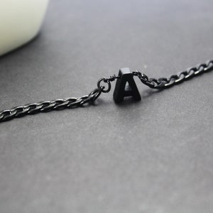 Pulsera personalizada para hombre. Regalo personalizado con inicial en letra negra. Pulsera con inicial para esposo o novio. Pulsera con monograma para él.