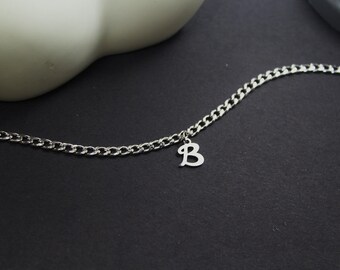Waterdichte letterjuwelen. RVS eerste ketting. Zilveren letter charme. Vriendje verjaardagscadeau. Echtgenoot cadeau. Mannen cadeau vriendje