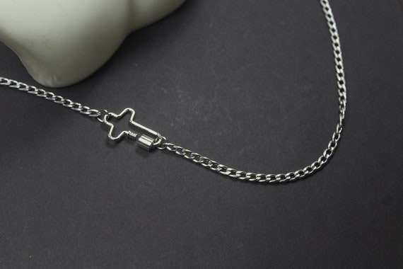 アクセサリー VAINON destroyed carabindr necklace Sideway Carabiner Jewelry. Sideways Cross Necklace. Stainless