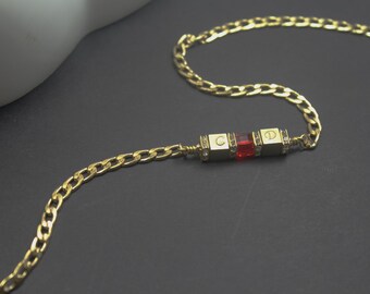 2つのイニシャルの誕生石ネックレス。文字が刻まれており、感謝の