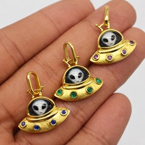 Colgante con dije extraterrestre OVNI de plata y oro de 18k