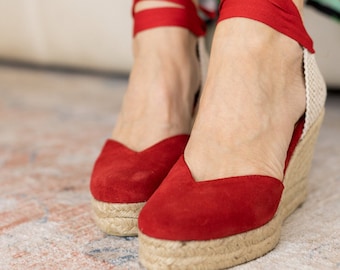 Espadrillas rosse Zeppe con nastro rosso. Espadrillas rosse con zeppa in pelle scamosciata fatte a mano in Grecia.