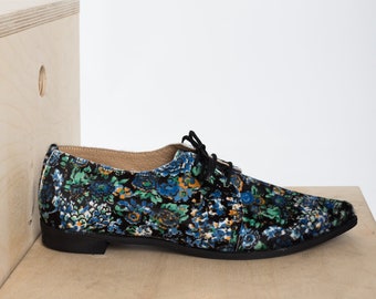 Woman Leather Oxford Shoes in Floral Pattern. Pointed style