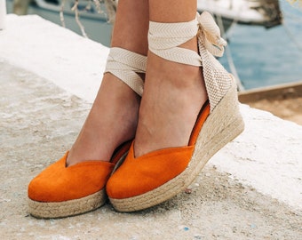 Oranje Suede Espadrilles Wedges met beige katoenen lint. Suede wedge oranje espadrilles handgemaakt in Griekenland. platformzool van jute