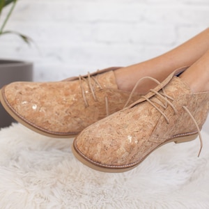 Damesschoenen Vegan handgemaakte laarzen van kurk met gouden vlokken Finalist ETSY Design Awards 2020