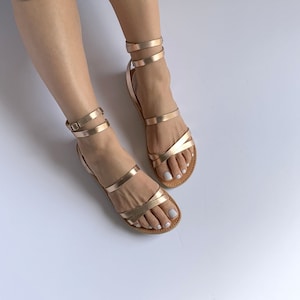 Sandali da donna in bronzo a piedi nudi, sandali greci fatti a mano con cinturini in oro rosa immagine 1