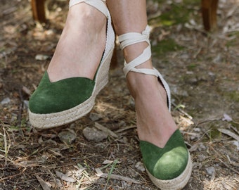 Groene espadrilles sleehakken met beige katoenen lint. Suede wedge groene espadrilles handgemaakt in Griekenland.