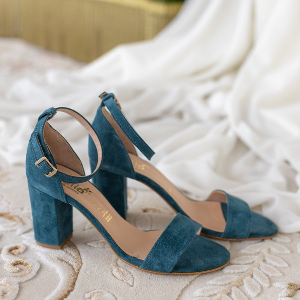 Sandales bleu pétrole à talon carré moyen avec bride à la cheville. Escarpins Dorita, talons de mariage, chaussures de mariée, sandales en cuir suédé bleu pétrole