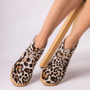 Leren enkellaarsjes dierenprint, witte en zwartbruine luipaardprint, winterschoenen, bohoschoenen dames schoolschoenen, leren damesschoenen