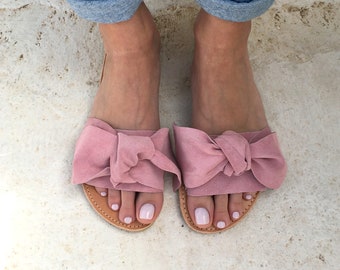 bow sandals in light pink leather