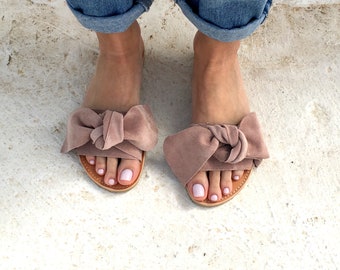 bow sandals in beige leather