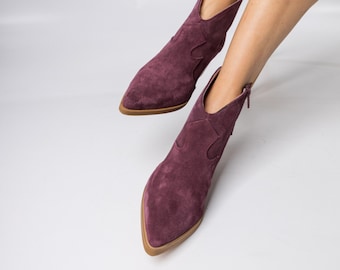 Bottines en cuir suédé bordeaux style cowboy, bottines pointues, chaussures western bordeaux pour femmes. Chaussures faites main