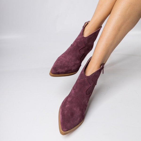 Bottines en cuir suédé bordeaux style cowboy, bottines pointues, chaussures western bordeaux pour femmes. Chaussures faites main