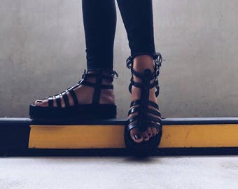 Sandalias griegas de cuero negro plataforma de gladiador negro plataforma plana hecha a mano zapatos negros totales mujer zapatos de verano sandali sandalias de roca
