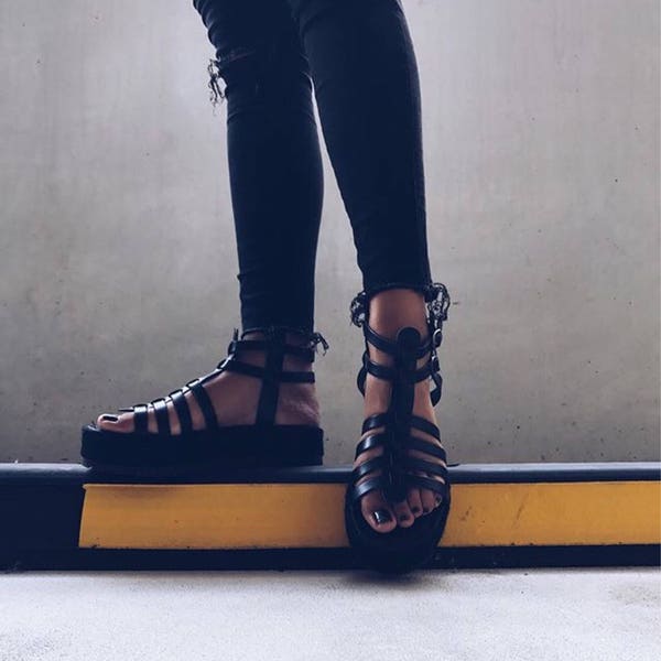 Sandali greci in pelle nera gladiatore nero con plateau flatform fatti a mano total black scarpe donna scarpe estive sandali rock