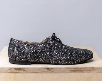 Chaussures richelieu noires scintillantes, chaussures bling-bling, chaussures évasées noires scintillantes. Fait main