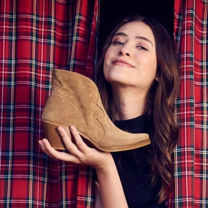 Zandbeige suède enkellaarsjes cowboystijl, puntige enkellaarzen, westernbeige enkellaarzen voor dames. Handgemaakte schoenen op bestelling gemaakt