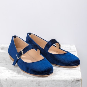 Chaussures plates pour femmes en velours bleu avec bride, chaussures plates Mary Jane en velours bleu. Fait main en Grèce. image 3