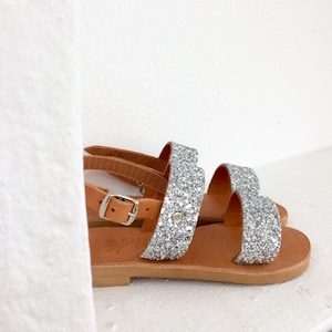 Sandalias de niña plateadas brillantes / cuero hecho a mano / Aelia / sandalias de bebé / sandalias griegas / dos tiras / plata talla 25 imagen 1