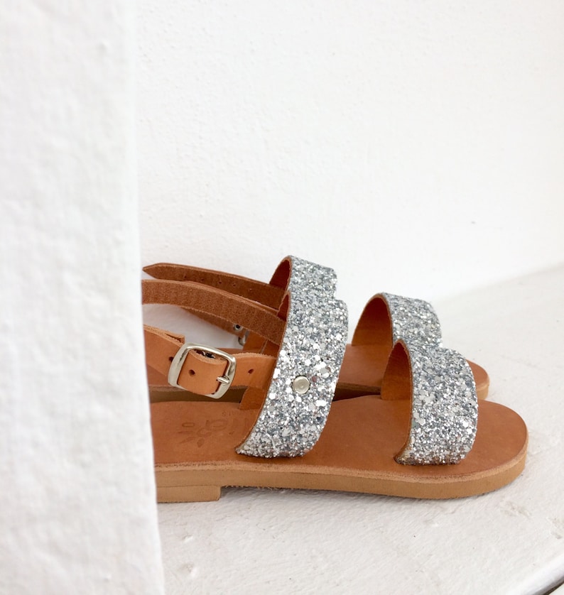 Sandalias de niña plateadas brillantes / cuero hecho a mano / Aelia / sandalias de bebé / sandalias griegas / dos tiras / plata talla 25 imagen 1