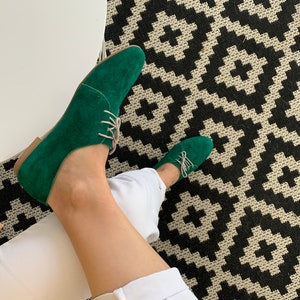 Grüne Oxford-Frauenschuhe/Grüne Wildlederschuhe/Lederschuhe/Oxford flache Schuhe/flache Schuhe/grüne Lederschuhe/Unikate Schuhe/Krawattenschuhe