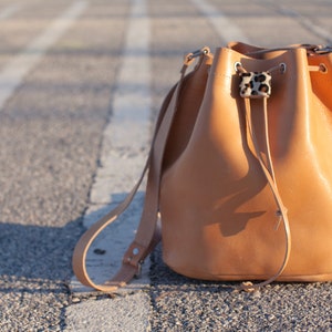 Grand sac seau en cuir porté épaule fait main par aelia en naturel ou noir. Prêt à être expédié