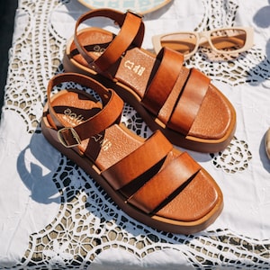 Bruine handgemaakte Gladiator Flatform-sandalen met dubbele band en enkelband / Camel Comfort-sandalen / handgemaakte Aelia-Griekse sandalen met platform