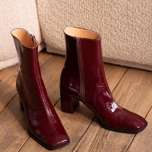 Vinröda ankelstövlar i lackskinn – fyrkantig tå och 6,5 cm blockklack