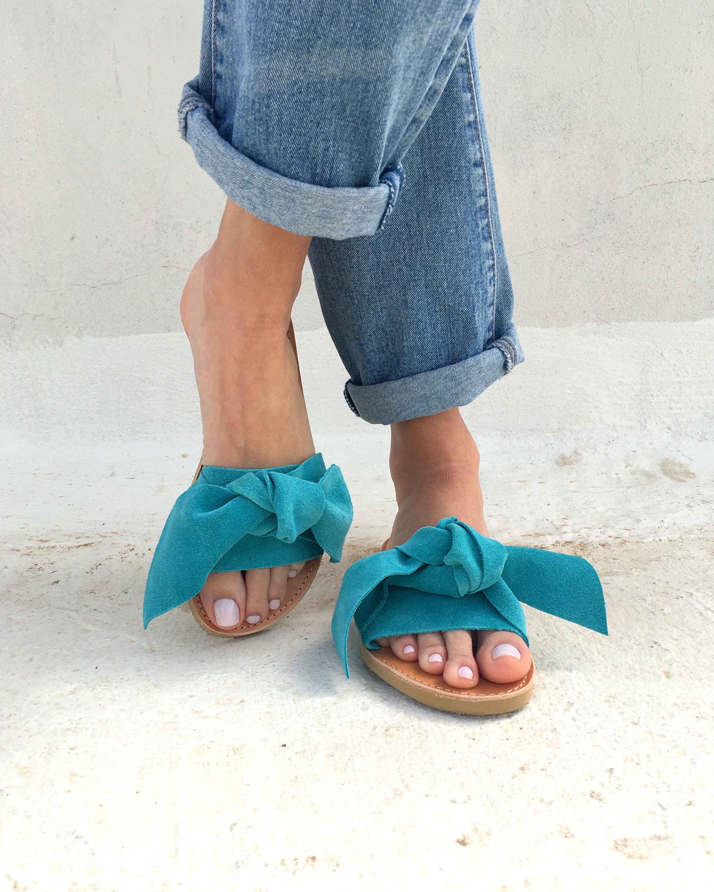bow sandals in blue leather