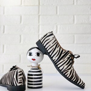 Black and white pointed oxford with zebra print, derby flats shoes for woman image 2