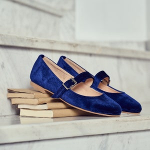 Chaussures plates pour femmes en velours bleu avec bride, chaussures plates Mary Jane en velours bleu. Fait main en Grèce. image 1