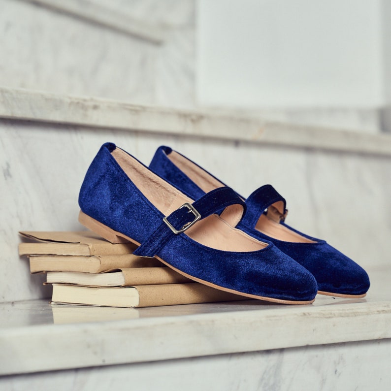 Chaussures plates pour femmes en velours bleu avec bride, chaussures plates Mary Jane en velours bleu. Fait main en Grèce. image 1