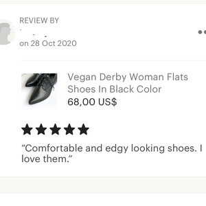 Puede incluir: Zapatos derby veganos de cuero negro con punta puntiaguda y tachuelas decorativas. Los zapatos se muestran sobre un fondo blanco. El precio es de 68,00 US$. La rese&ntilde;a es de 5 estrellas y dice "Zapatos c&oacute;modos y con un aspecto moderno. Me encantan."