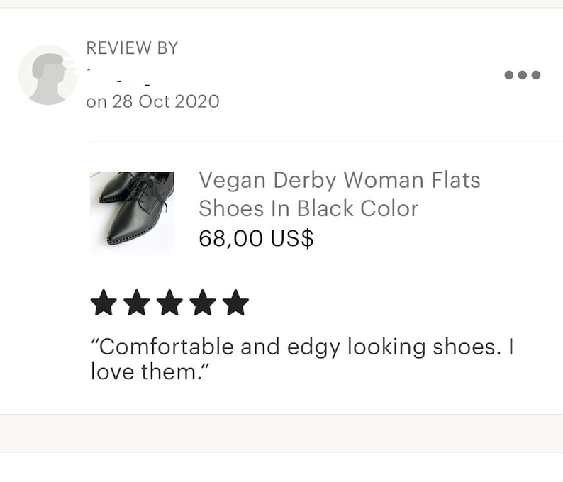Puede incluir: Zapatos derby veganos de cuero negro con punta puntiaguda y tachuelas decorativas. Los zapatos se muestran sobre un fondo blanco. El precio es de 68,00 US$. La rese&ntilde;a es de 5 estrellas y dice "Zapatos c&oacute;modos y con un aspecto moderno. Me encantan."