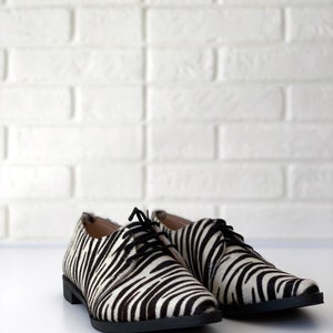 Black and white pointed oxford with zebra print, derby flats shoes for woman image 6
