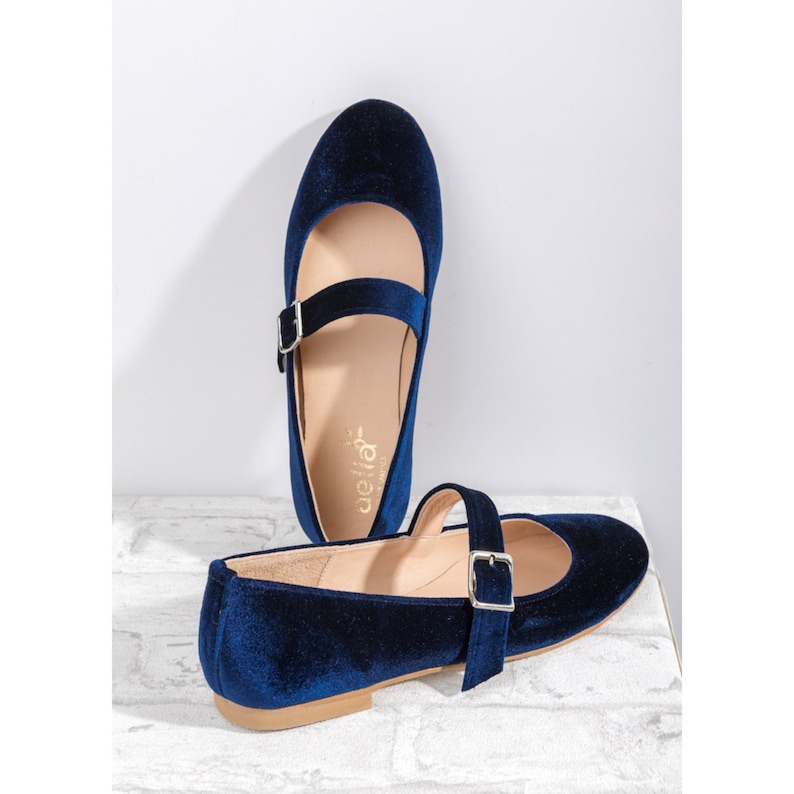 Chaussures plates pour femmes en velours bleu avec bride, chaussures plates Mary Jane en velours bleu. Fait main en Grèce. image 5