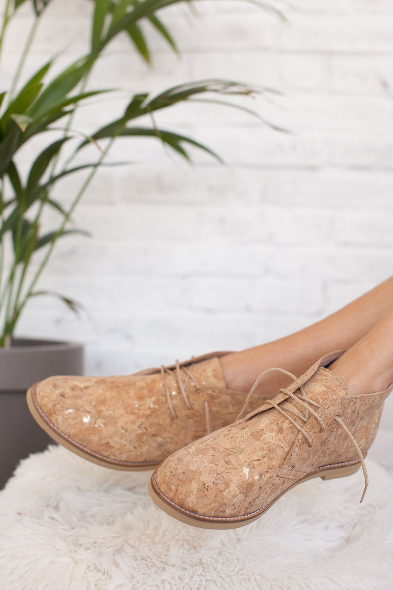 Damen Schuhe Vegane handgefertigte Stiefel von Cork mit Gold Flakes Finalist ETSY Design Awards 2020 Bild 1