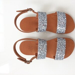 Sandalias de niña plateadas brillantes / cuero hecho a mano / Aelia / sandalias de bebé / sandalias griegas / dos tiras / plata talla 25 imagen 3