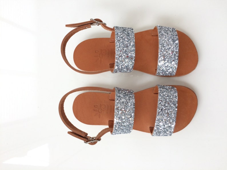 Sandalias de niña plateadas brillantes / cuero hecho a mano / Aelia / sandalias de bebé / sandalias griegas / dos tiras / plata talla 25 imagen 3