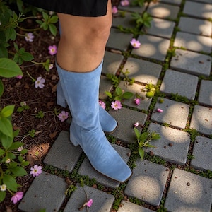 Hellblaue kniehohe Lederstiefel mit quadratischer Kappe und 6,5 cm Blockabsatz | Handgefertigt in Griechenland
