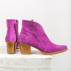 Magenta suède enkellaarsjes cowboystijl, puntige enkellaarzen, fuchsiakleurige westernschoenen. Handgemaakte schoenen