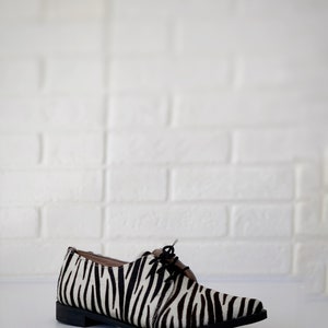 Black and white pointed oxford with zebra print, derby flats shoes for woman image 3