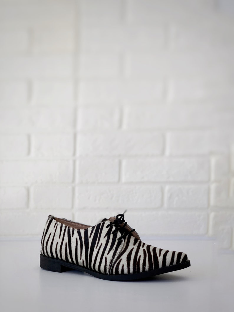 Black and white pointed oxford with zebra print, derby flats shoes for woman image 3