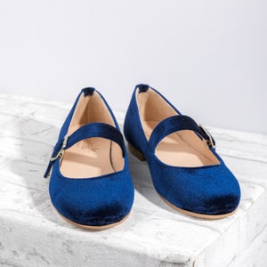 Chaussures plates pour femmes en velours bleu avec bride, chaussures plates Mary Jane en velours bleu. Fait main en Grèce. image 4