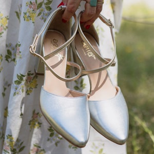 Woman heels Silver metallic shoes, stunning block heels  Woman Handmade Bridal Block Heels Pointed Pumps , sandalen blockabsatz, bridal shoe