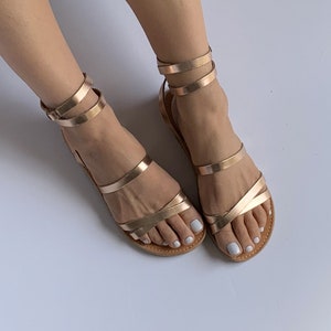Sandali da donna in bronzo a piedi nudi, sandali greci fatti a mano con cinturini in oro rosa immagine 2