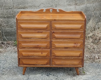 Franklin Shockey Hand Burnished Pine Gentleman's Chest ~ Vintage 10 Drawer Dresser ~ Sculpted Pulls ~ Splayed Tapered Legs ~ 1950's Bedroom