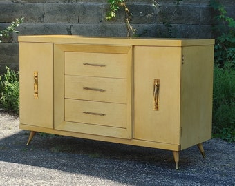 1950's Blonde Atomic Sideboard ~ Adorable Vintage Buffet w/Round Tapered Legs ~ Retro Credenza/Media Console ~ Limed/Pickled Finish