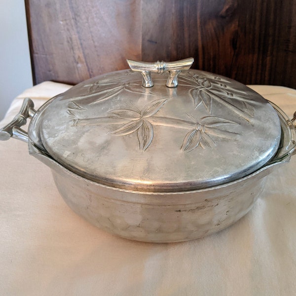 Everlast Hammered Aluminum Bamboo Casserole Carrier with Lid and 2 Quart Pyrex Dish