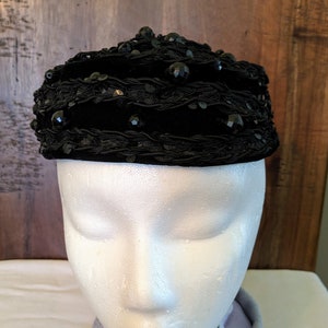 Bonnet noir perlé en velours des années 50 ~ Amy New York pour Stix, Baer & Fuller